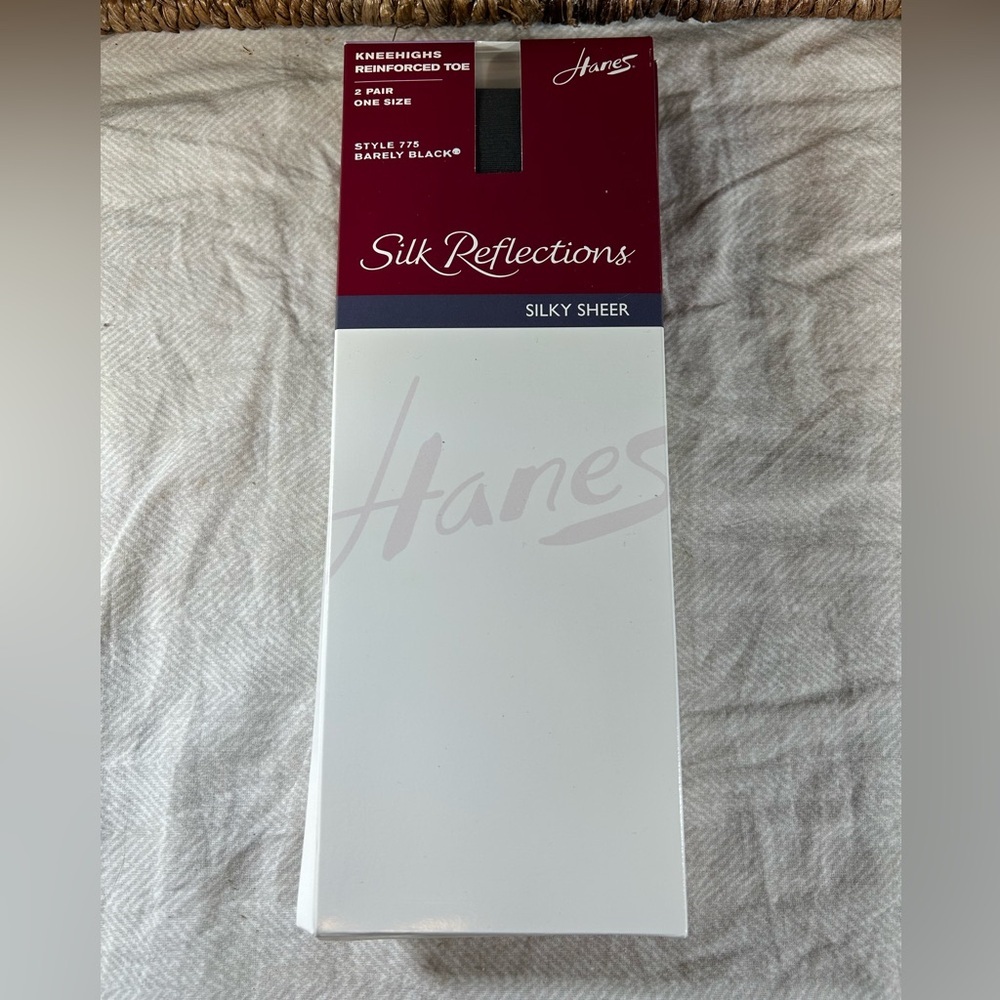 Hanes Silk Reflections Two Pairs Knee Highs One Size Barely Black Style 775 NEW